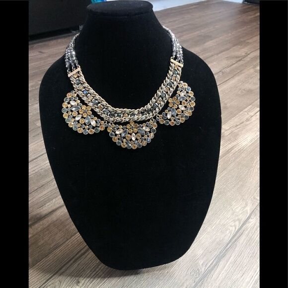 2/$30 Green Gold sparkly beaded necklace - Picture 2 of 7